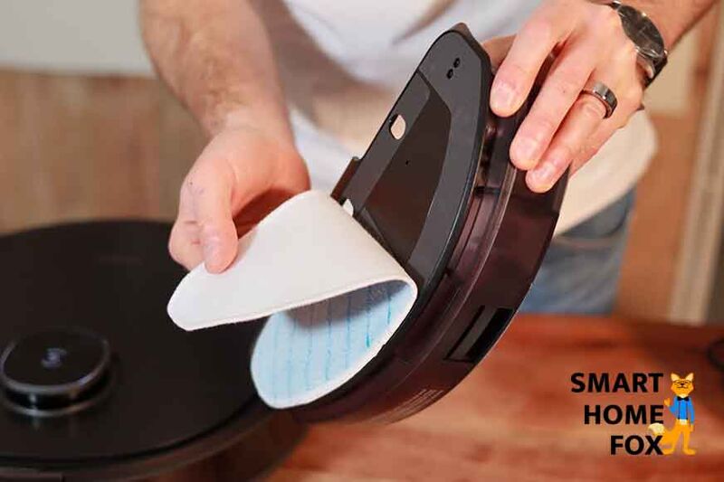 Das Wischtuch des Deebot T9 AIVI wird am Wassertank angebracht